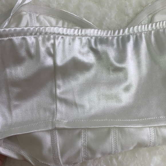 White corset - Picture 2 of 3